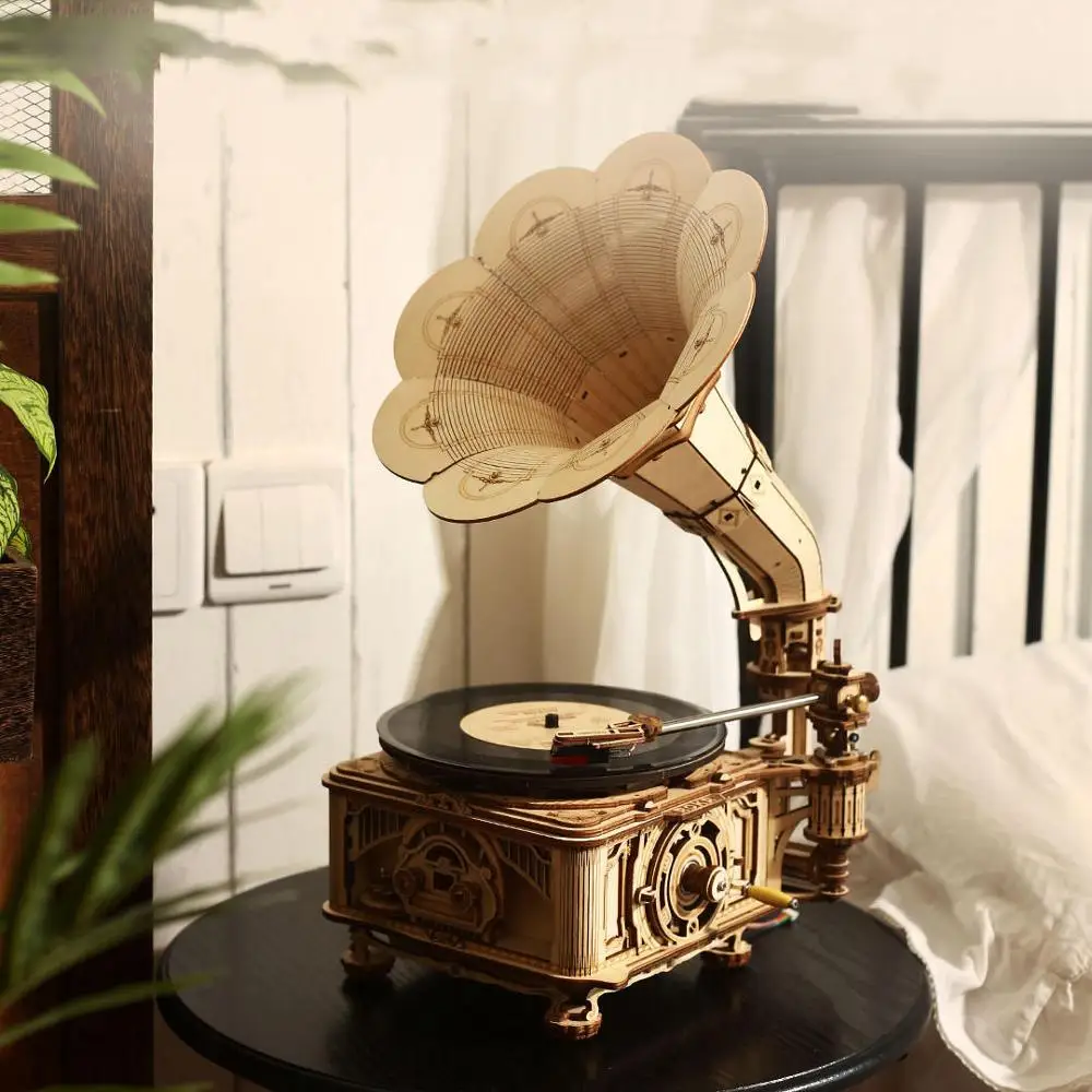 Robotime Hand Crank Classic Gramophone with Music 2