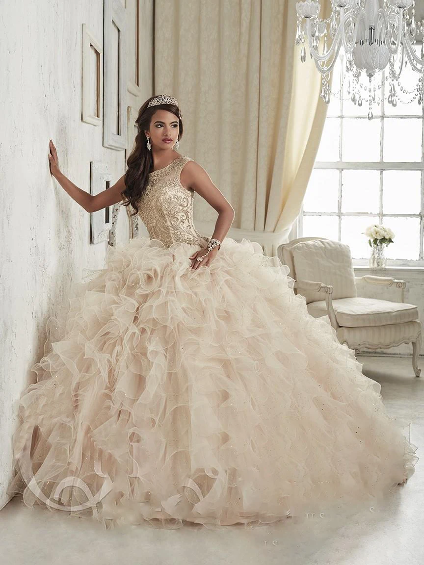 

Gorgeous Champagne Quinceanera Dresses 2019 Ball Gowns Scoop Beaded Crystal Embroidery Sweet 16 Dress robe de soiree
