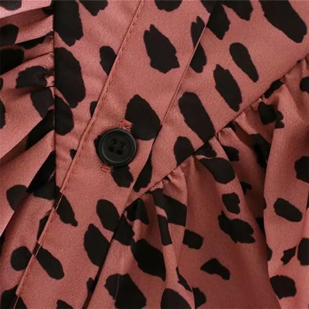 Женское короткое платье с круглым вырезом длинным рукавом и ламинированным