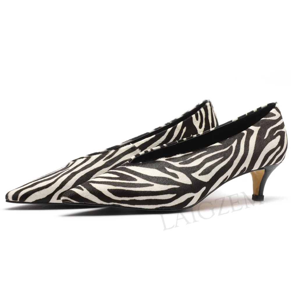 LAIGZEM/пикантные женские Босоножки на каблуке средней высоты с острым носком, с острым носком, из конского волоса, с v-образным вырезом, с рисунком зебры женская обувь, размер 34 39