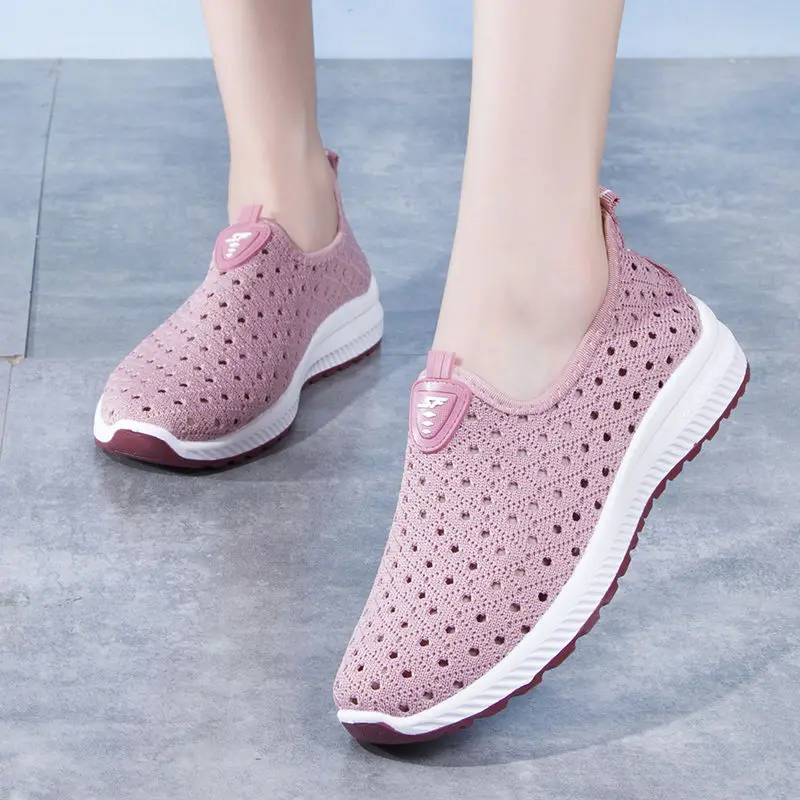 Zapatos de malla para mujer, zapatos de tela de Beijing para mujer, zapatillas casuales de malla calada transpirables, zapatos para mamá de mediana edad