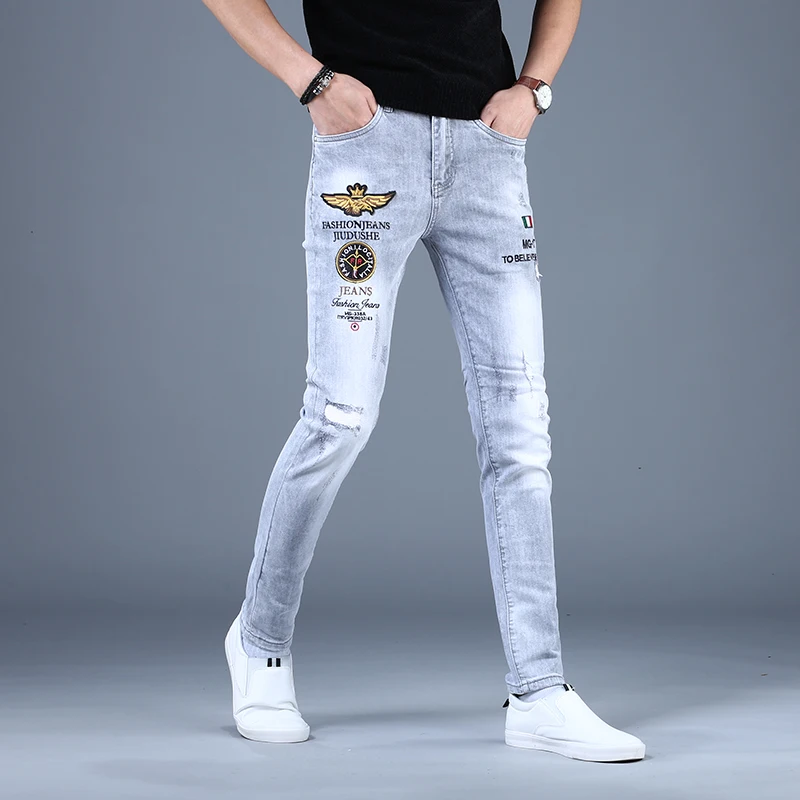 

2020 Summer Men Embroidery Ripped Jeans Man Fashion Slim Fit Stretch Pencil Pants Streetwear Jean Letter Badge Denim Trousers