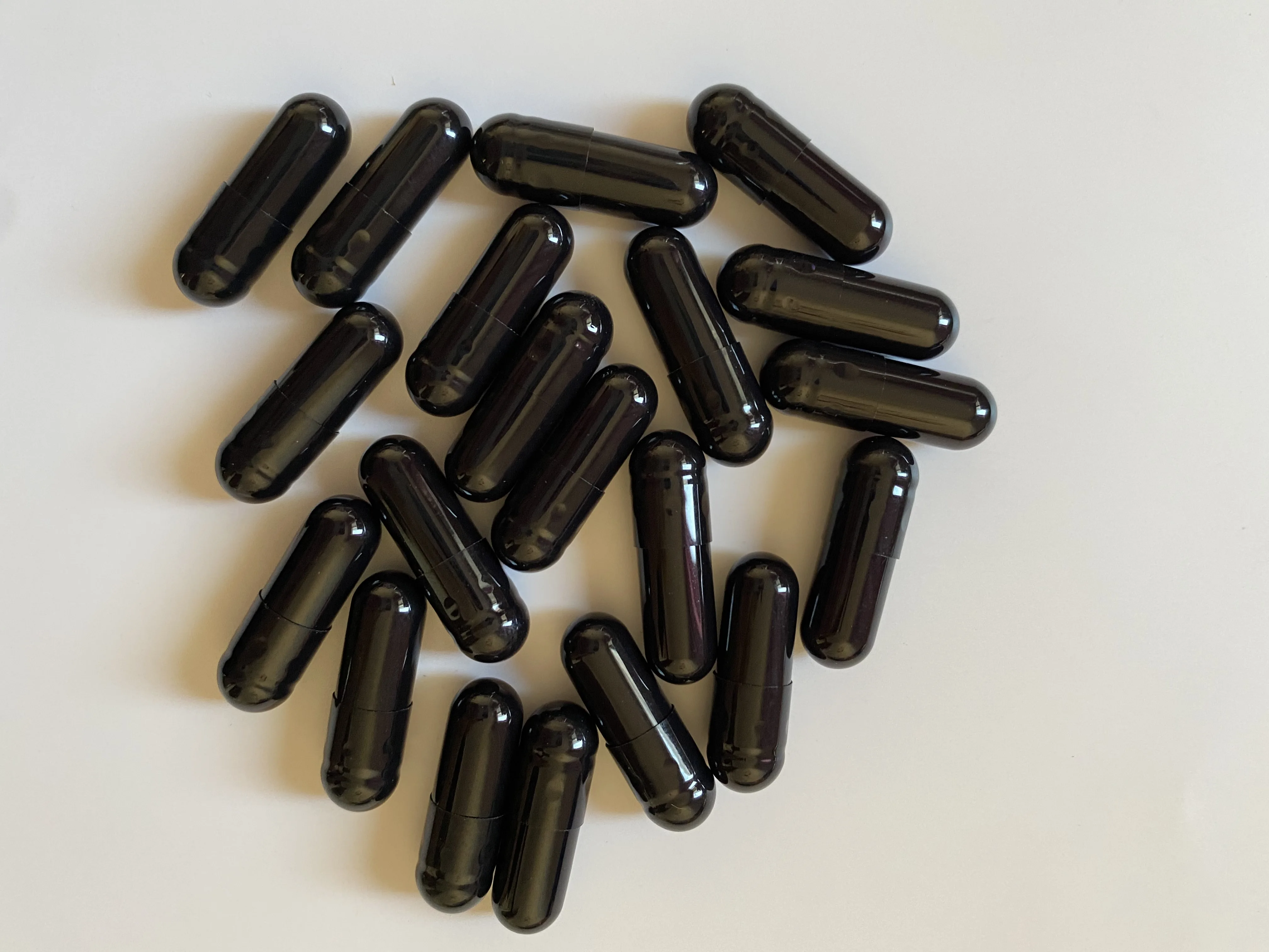 Черные капсулы для мужчин. Черные капсулы. 2 черные капсулы. round gelatin capsule.