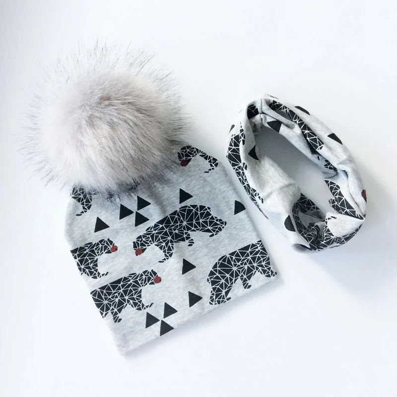 grey bear Детская шапка из хлопка с искусственным мехом, шапка с помпоном для мальчиков и девочек, зимняя шапка, комплект с шарфом, детская шапка с принтом, детские шапки, шапка s - Цвет: grey bear
