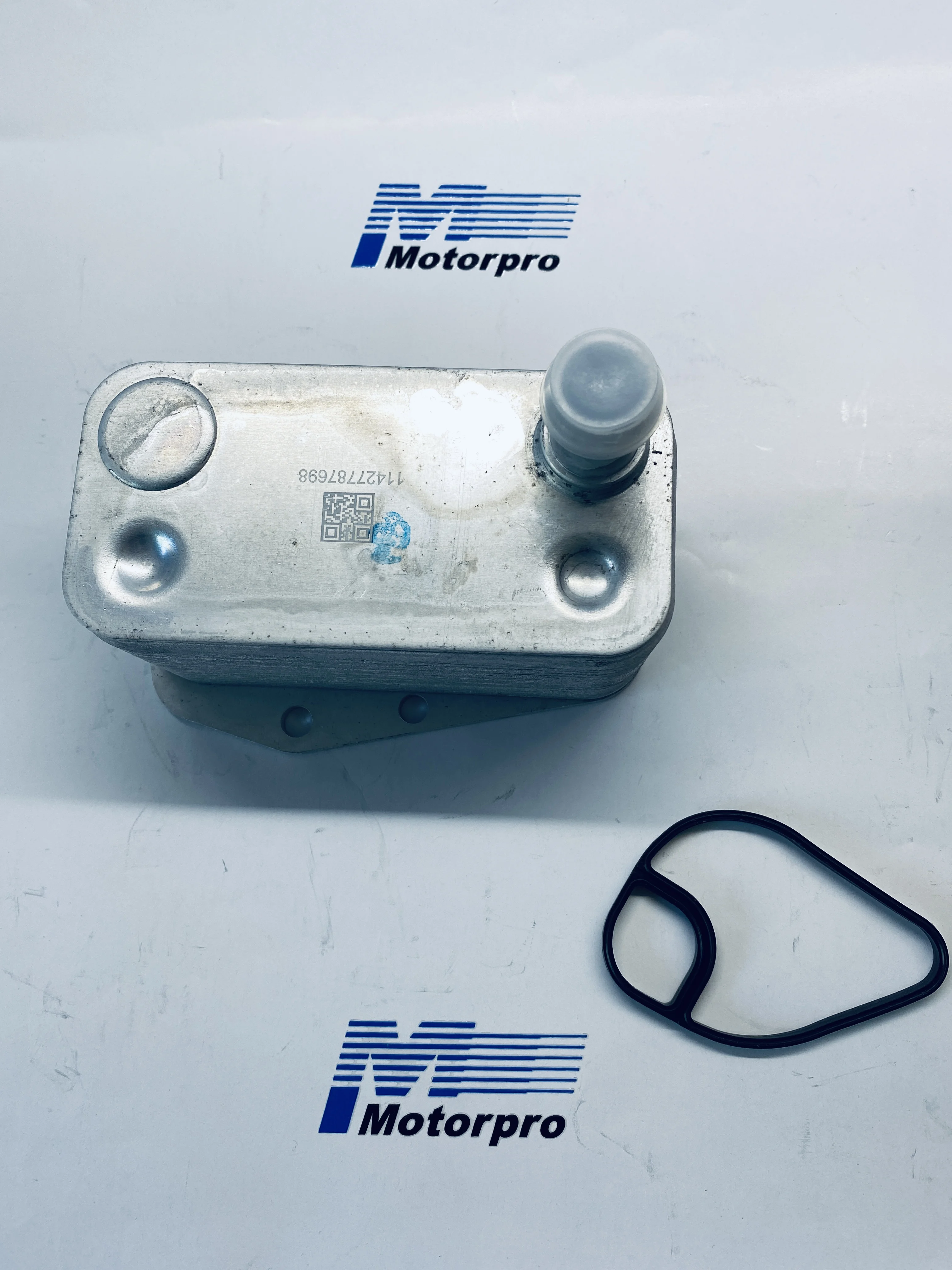 

Масляный радиатор двигателя для BMW E90 3 серии OE 11427787698 / 5989070102-MOTORPRO