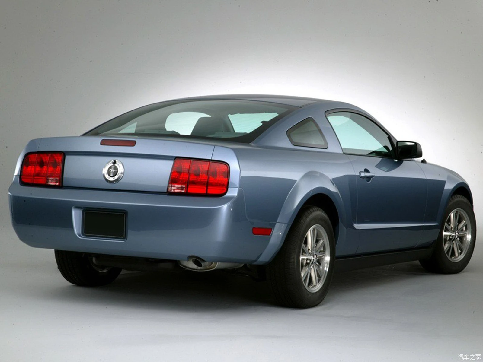 Красный светодиодный светильник стоп-сигнала для Ford Mustang MK5 2005-09
