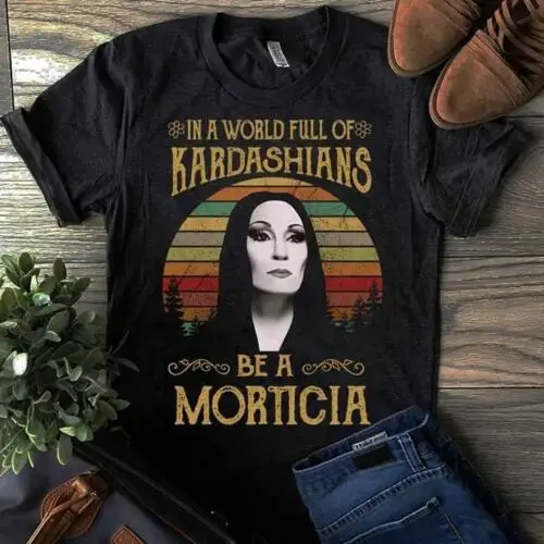 Мужская черная футболка Morticia Addams In The World Full Of Kadarshians хлопковая Повседневная с