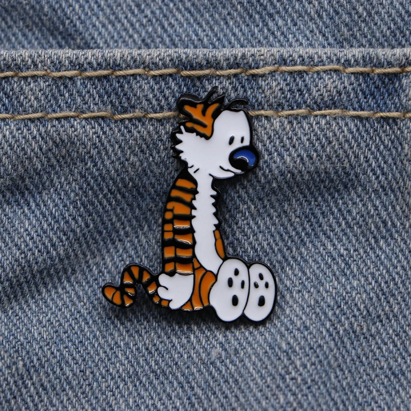 Эмалированная булавка Hobbes, креативный значок для мальчиков и девочек, значок с отворотом в виде капли масла, ювелирное изделие, персонализированная шляпа/рюкзак, подарок, брошь S172