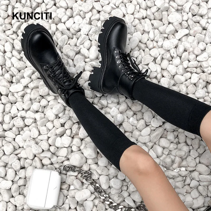 KUNCITI/зимние ботинки на платформе; ботильоны из натуральной кожи; женская теплая обувь на шнуровке на высоком массивном каблуке с заклепками; Цвет белый; Новинка; D9279