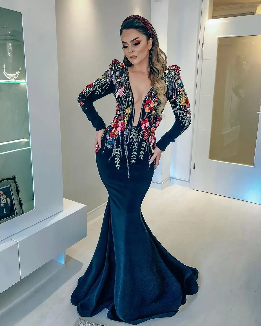 

Dubai Long Sleeve Prom Dress Sexy Deep V Neck Appliques Beaded Formal Evening Dresses Plus Size Special Occasion Party Gowns