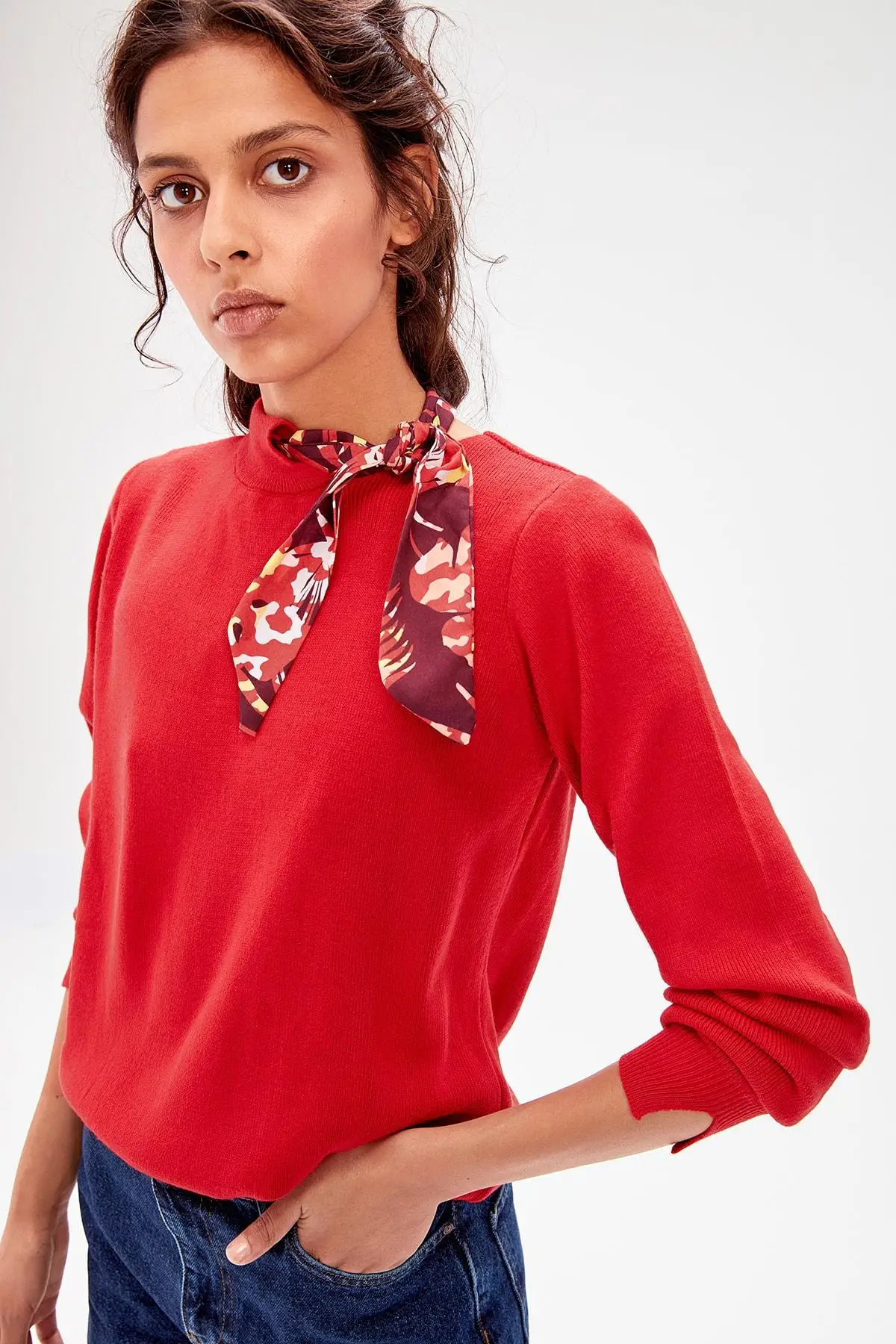 

Trendyol Red Scarf Sweater Sweater TWOAW20FV0067