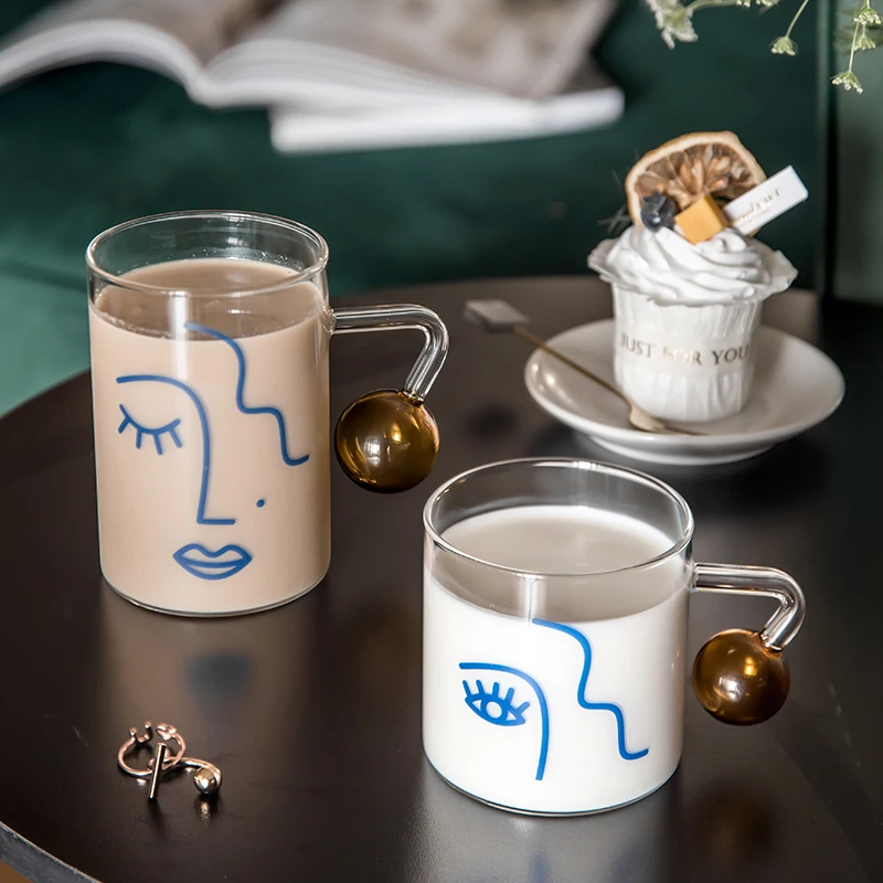 كوب بتصميم غريب وجميل بمقبض كروي