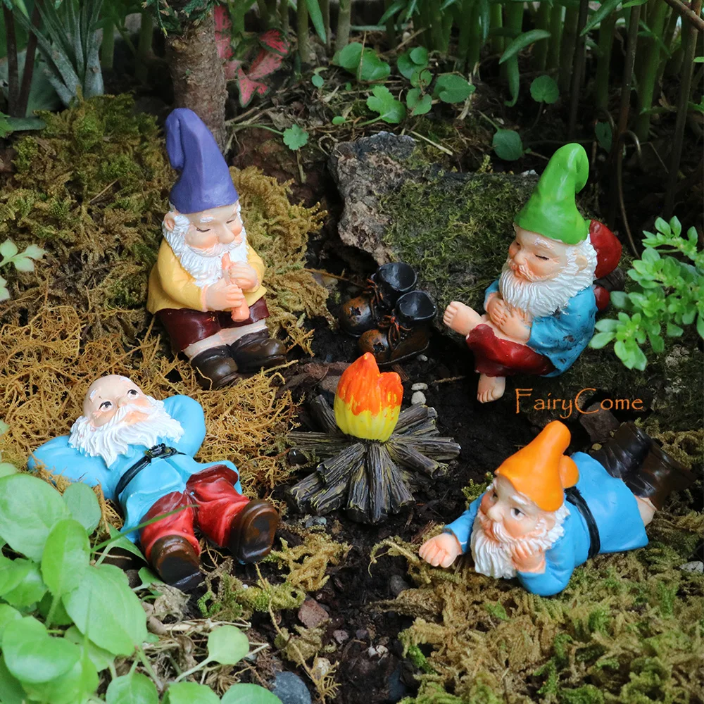 peeing gnome statue