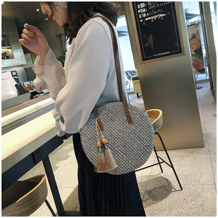 

2019 new round straw-knitted bag wooden hand-held Hawaiian style single-shoulder oblique-cut women's bag