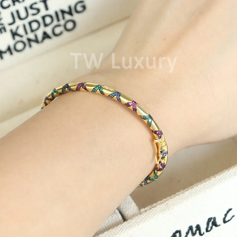 13662889764_1928567022