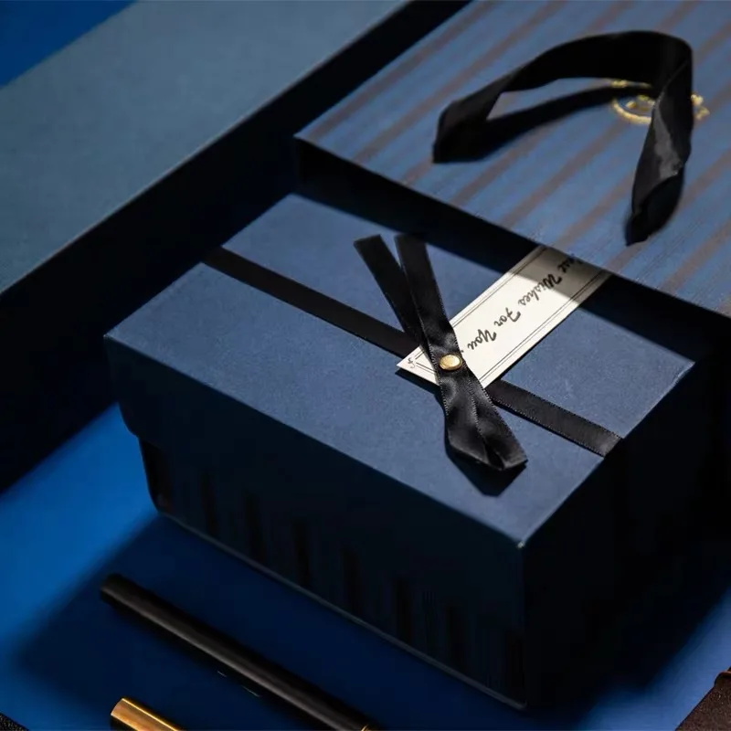 Темно-синяя Подарочная коробка с крышкой и лентой (Складная) 21x15x7 см пригодная для