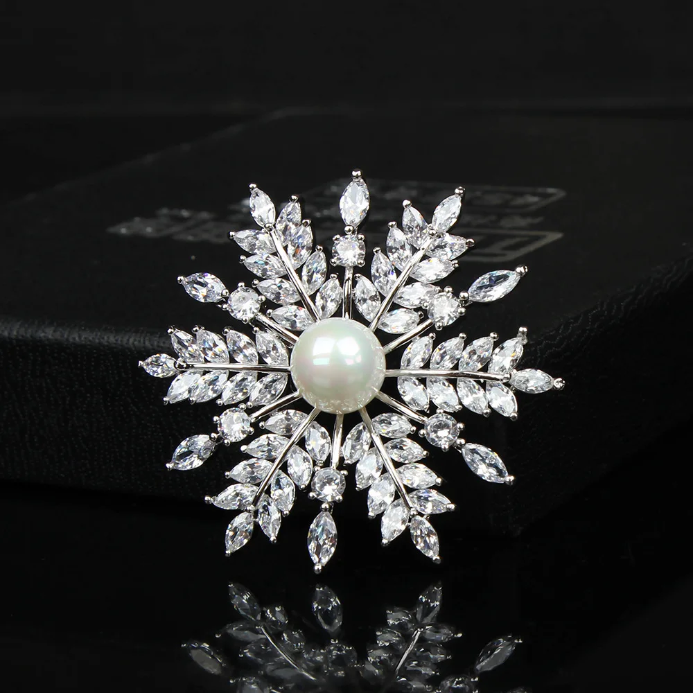 

Snowflake Corsage Fashion Elegant Brooch Women's Japanese Korean Ornament High Imitation Shell Pearls Flower Pin Buckle Zircon B