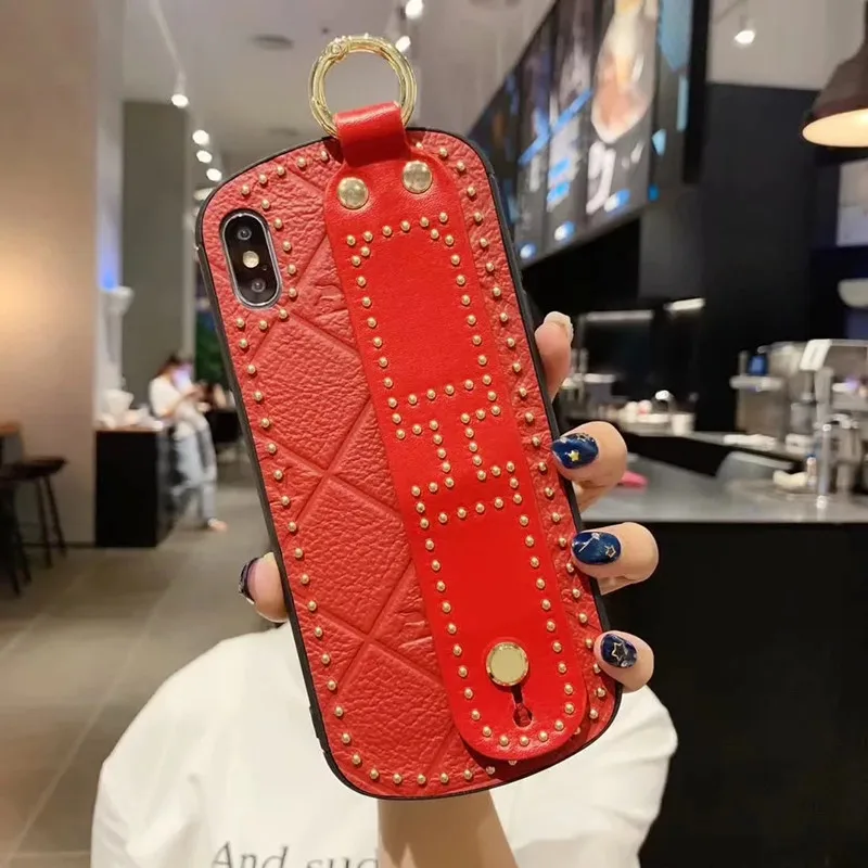 Роскошный модный чехол для телефона с заклепками и кольцом для iPhone XS Max XR X 8 7 Plus, кожаный чехол с ремешком на запястье, защитный чехол для всего тела - Цвет: Red