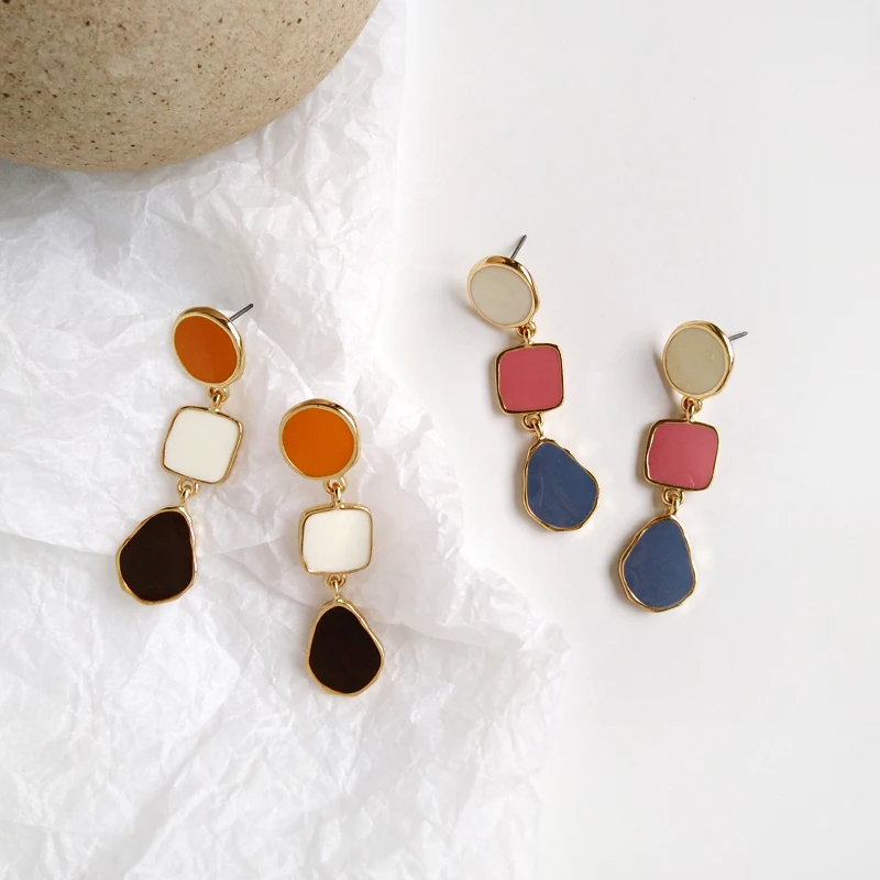 Только красивый персонаж Джокера и разноцветные геометрические серьги, длинные модные уличные украшения для серег