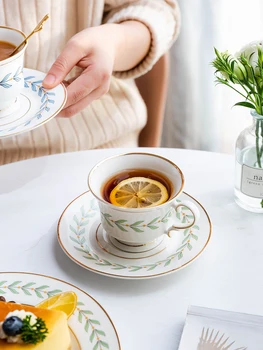

Creative Coffee Cup Porcelain with Handle Saucer Luxury European Tea Cups Set Gold Ceramic Kubek Na Kawe Home Drinkware LL50CC