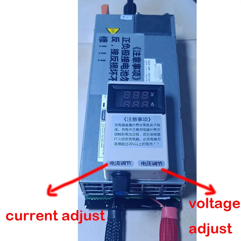 Câble d'alimentation AC branché sur le chargeur de batterie drone 1400W 11-15V 100A, prêt à l'emploi.