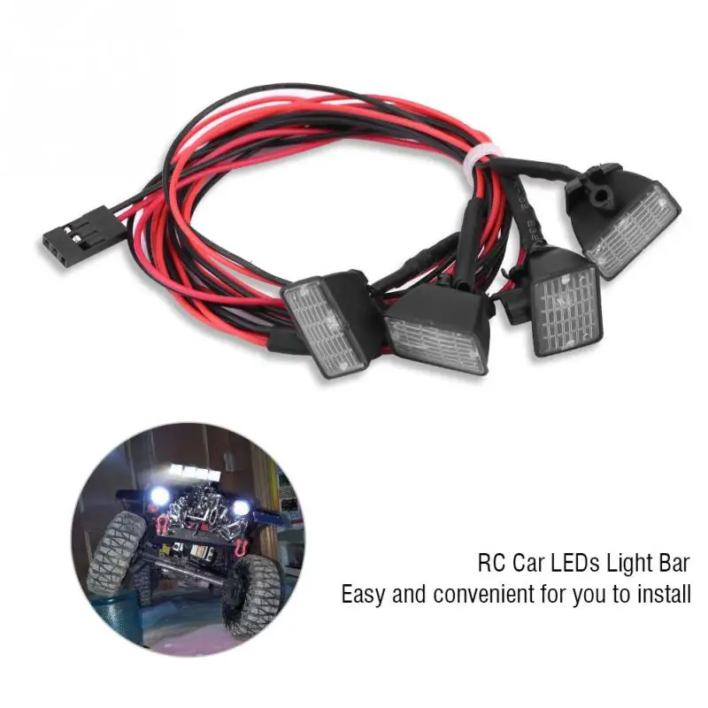 Axial SCX10 évoluant de nuit, éclairé par la barre LED toit, mettant en valeur le châssis et les suspensions.