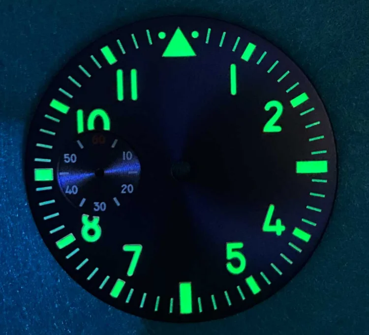 светящиеся циферблаты. часы светящиеся в темноте. наручные часы с подсветкой циферблата. часы настенные с подсветкой циферблата. светящиеся часы.