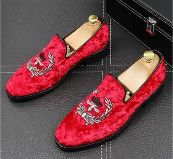 

2021Promotion spring Men Velvet Loafers Party wedding Shoes Europe Style Embroidered red blue Velvet Slippers Driving moccasins