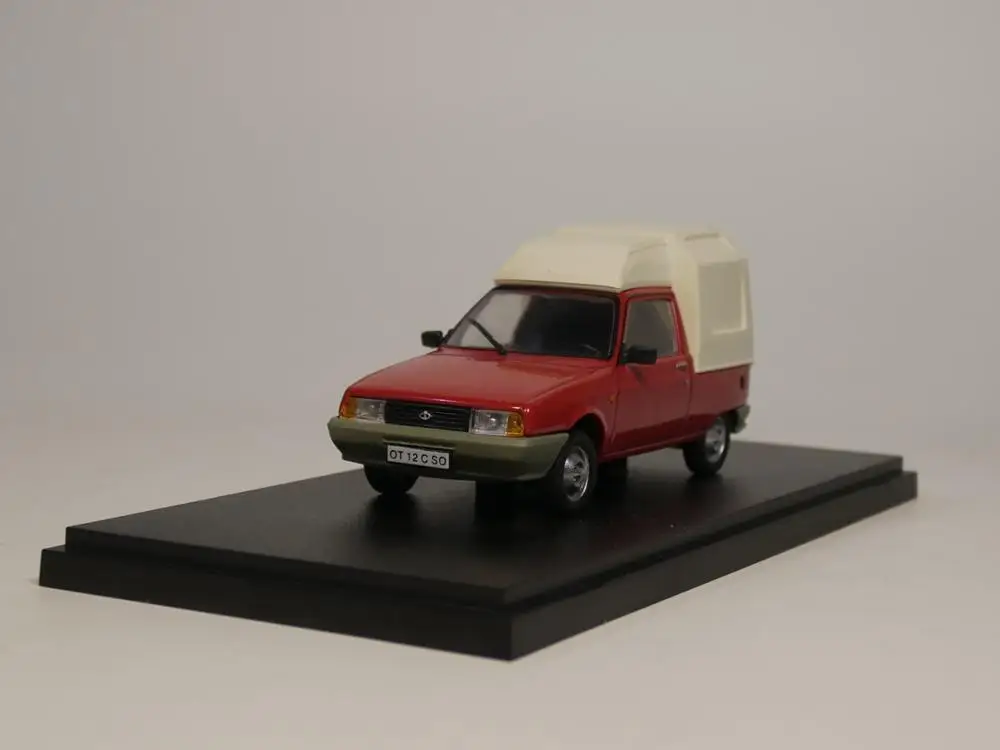 

De Agostini 1:43 OLTENA 12CS PICK UP Diecast model car