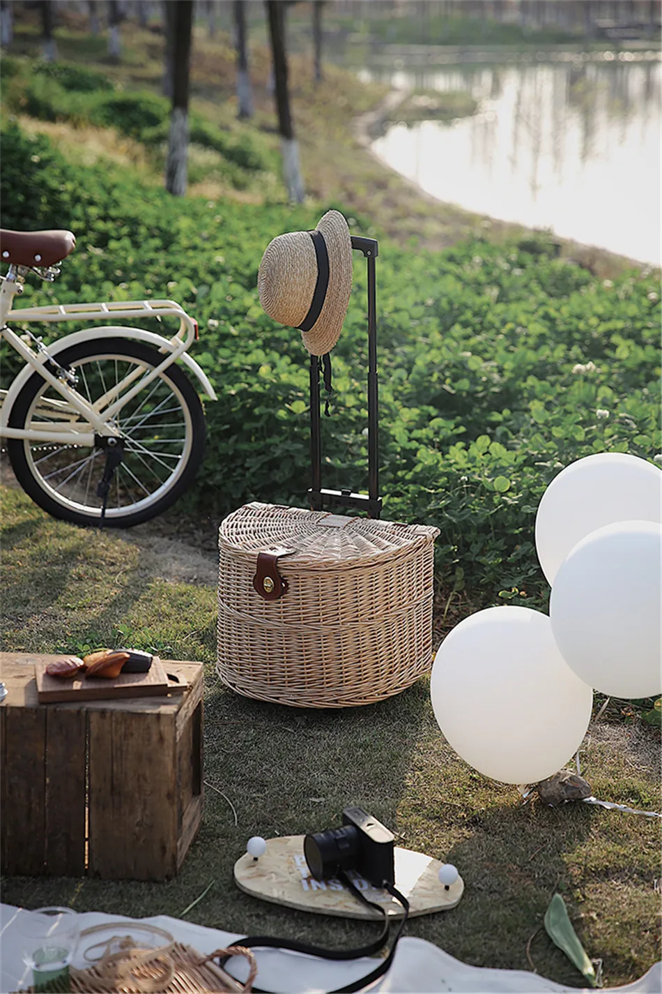 Rattan Trolley Picnic Basket Natural Wicker Weaving Lunch Baskets Wheels Family Outing Trip Picnic Bento Storage High Capacity