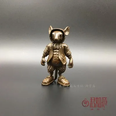 

Красивая и красивая медная мышь с длинным хвостом