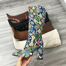 Зимние сапоги до колена на квадратном каблуке; женские кожаные высокие сапоги с острым носком и принтом; цвет желтый, черный, бежевый, красный, коричневый; сапоги на высоком каблуке;