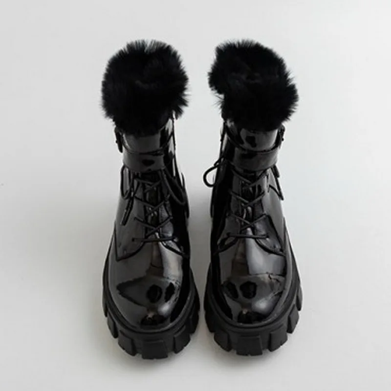 Ботинки martin на не сужающейся книзу массивной подошве; коллекция года; зимняя обувь; женские ботильоны на меху с пряжкой и ремешком; мотоциклетные ботинки на платформе, визуально увеличивающие рост