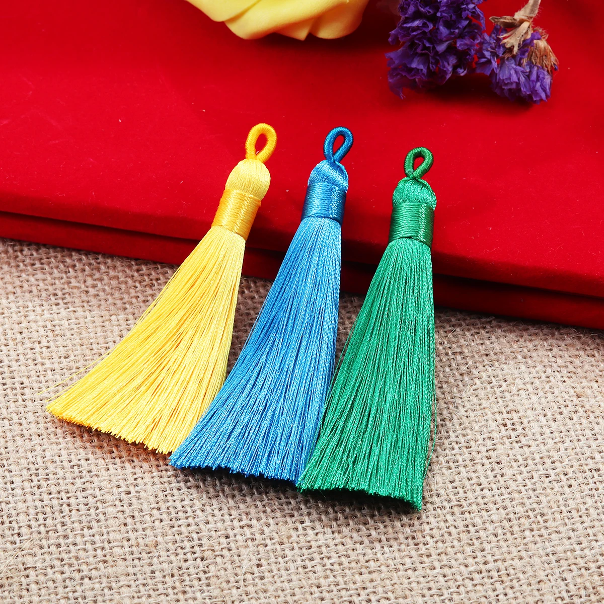 шнуры кисти. шнурок с кисточкой. шнуры кисти. шнур с кистью. белый пояс с кисточками.