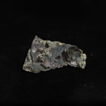 

28.5gNatural blue fluorite, crystal, mica, a variety of mineral symbiont