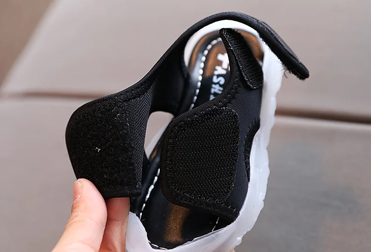 LED босоножки Girls Sandals 2021 New Summer Boys Beach Shoes Children Baby Cruella Non-slip Popular Breathable and Refreshing