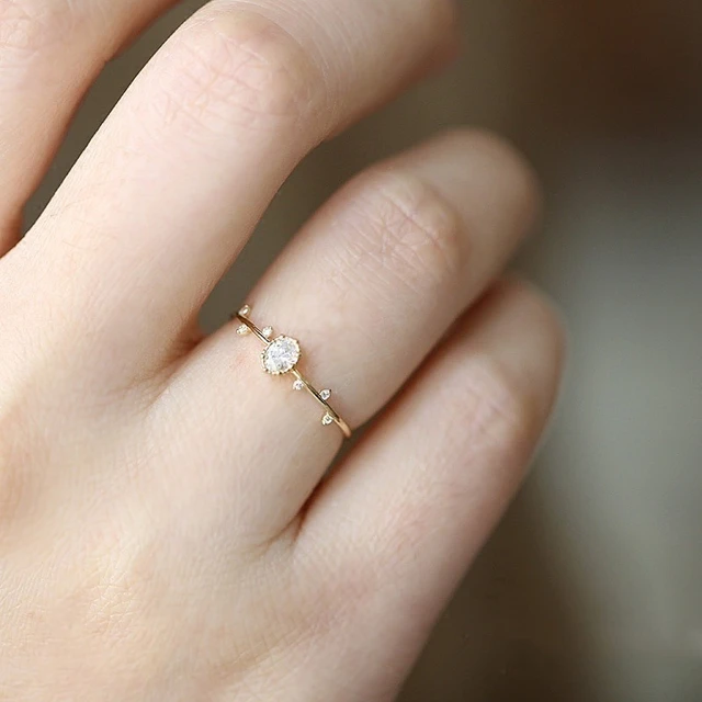 Minimalist Diamond Ring in Yellow Gold | KLENOTA