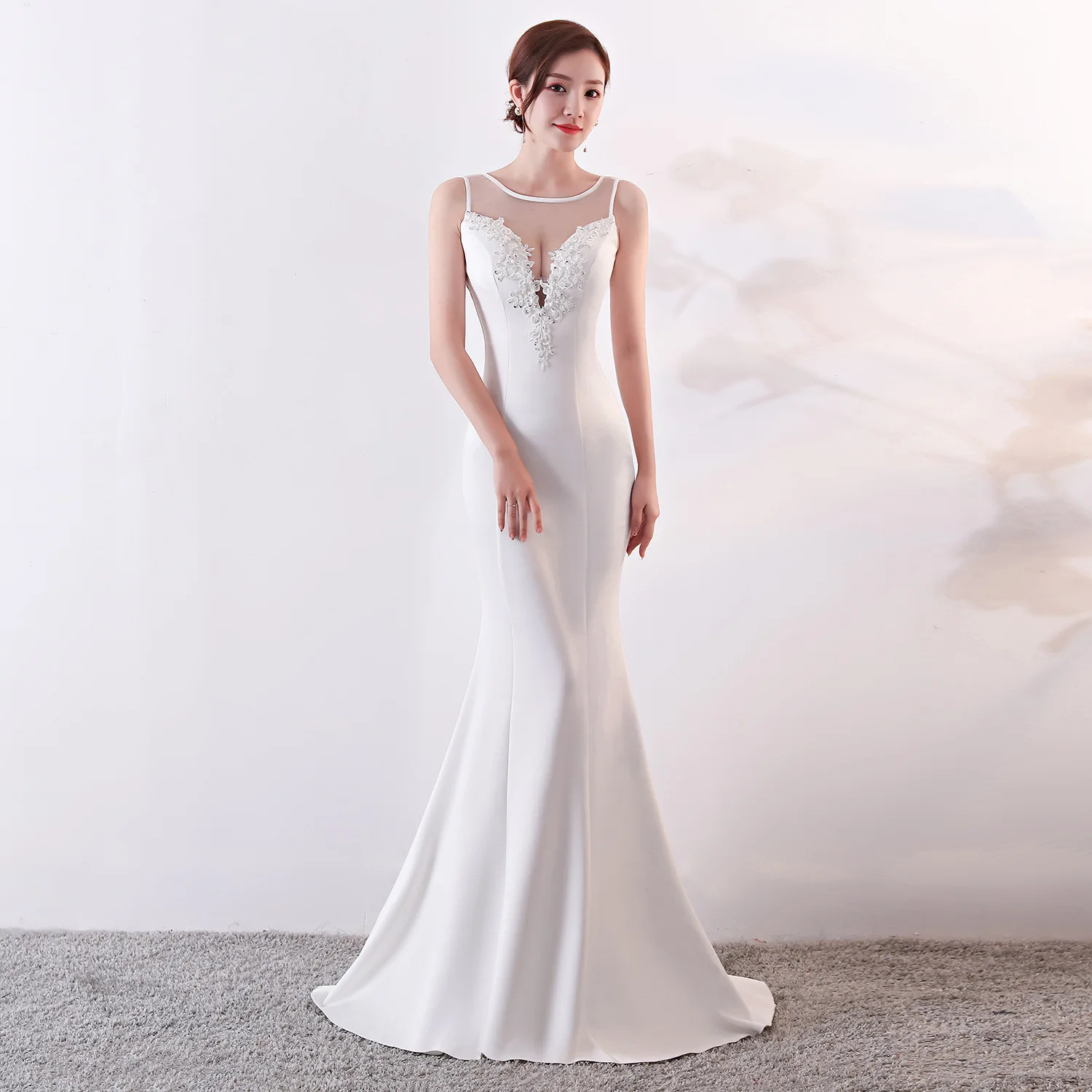 Простое прозрачное длинное кружевное платье с вырезом русалка и блестками |