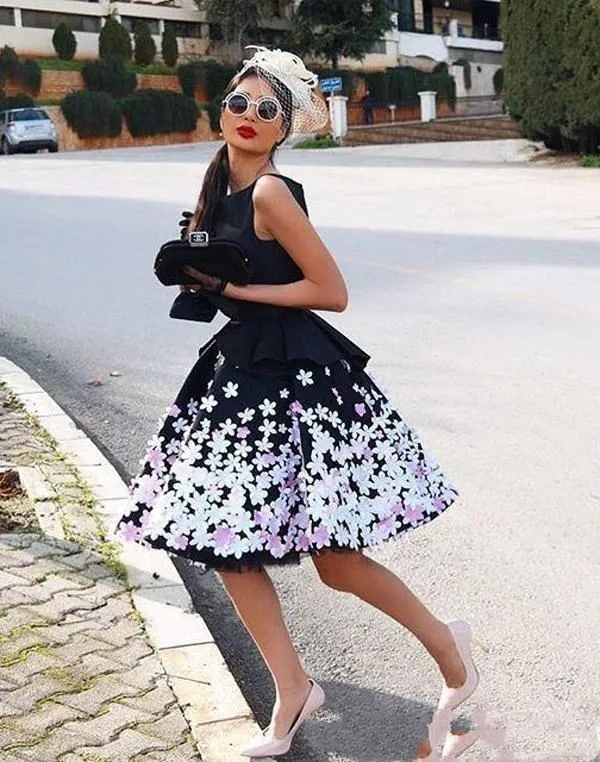 Маленькие черные атласные черные коктейльные платья с красочными 3D аппликациями цветы короткие до колен трапециевидные Короткие Коктейльные Вечерние платья