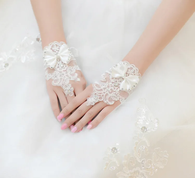 Дешевые белые короткие свадебные перчатки без пальцев Свадебные аксессуары для невесты Красные кружевные свадебные перчатки Аксессуары для свадебной вечеринки цвета слоновой кости