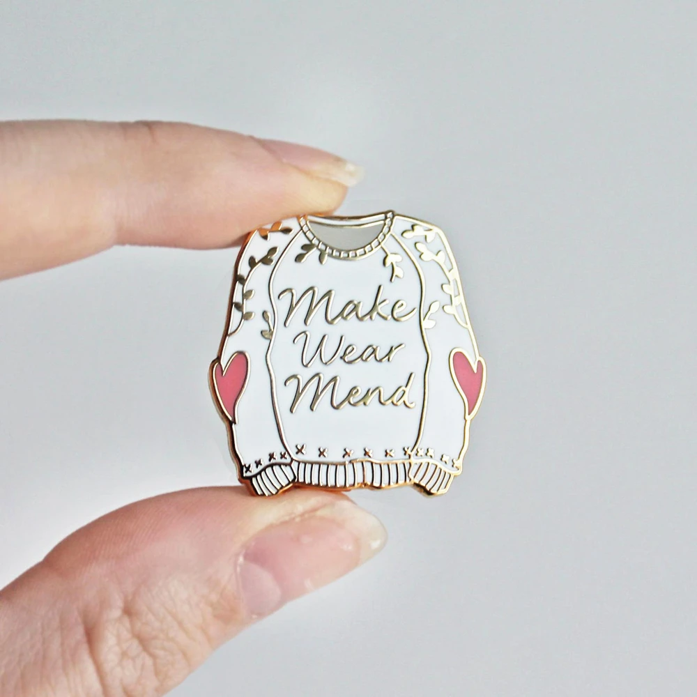 

Make Wear Mend Sweater Hard Enamel Pin Fashion Cartoon Creativity Repair Knitters Flair Gold Brooch Medal Jewelry Unique Gift