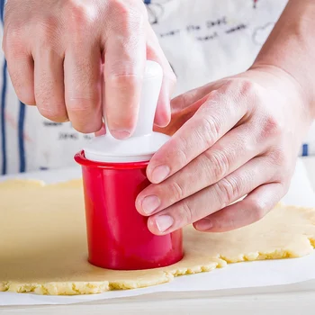 

Very simple and practical Christmas animal shape cake decoration tools, cookies and cookie molds