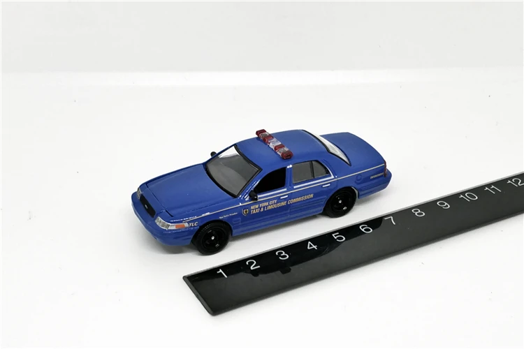 Зеленый светильник 1: 64 Ford Crown Victoria 2006 такси Нью-Йорк бутик сплава автомобиля игрушки для детей Детские игрушки модель оптом