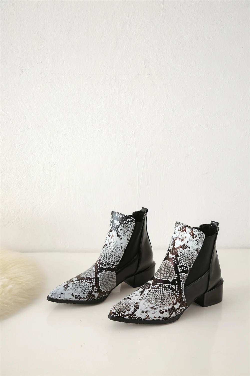 Модные женские ботинки «Челси» со змеиным принтом; женские Ботинки martin; зимние короткие ботильоны с острым носком на толстом каблуке; Botas mujer; размеры 34-44