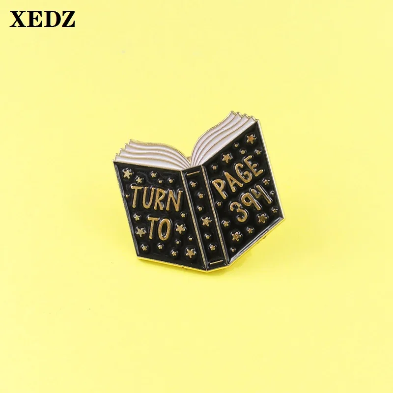 Эмалированная булавка XEDZ в виде чёрной книги перейдите на страницу 394 значок