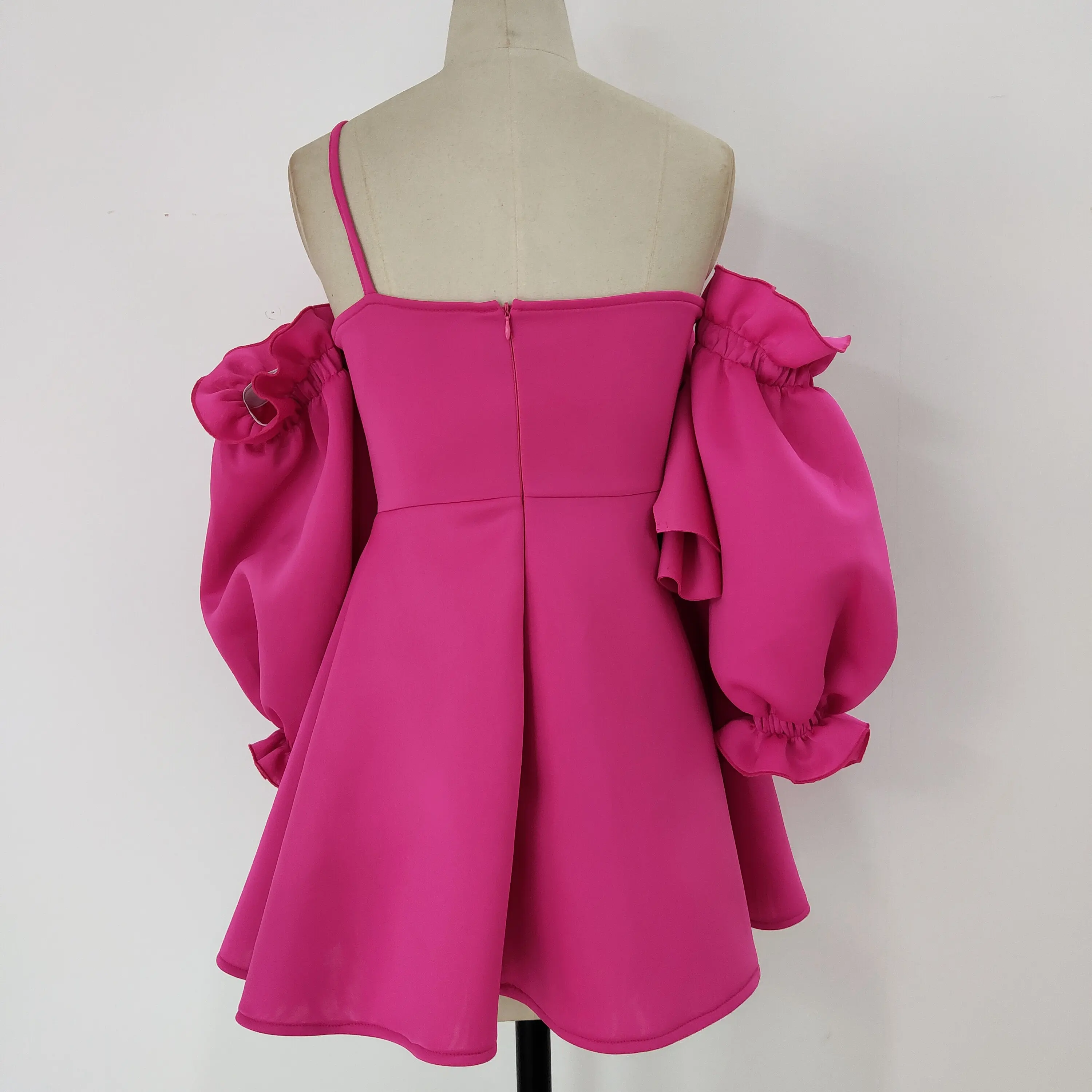 Tanie Sukienka na imprezę Mini Sexy plisowane bufiaste rękawy jedno ramię Spaghetti pasek kobiety Backless Clubwear kolacja noc boże narodzenie tuniki