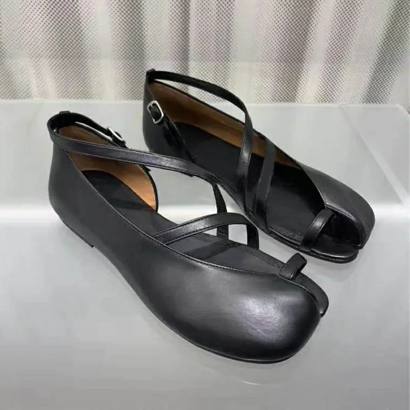 VIISENANTIN New Korean Leather Shoe Cross Belt Buckle Flat Sandals Split Toe Pig Feet Shoes Ninja Sandals Single Shoe Women