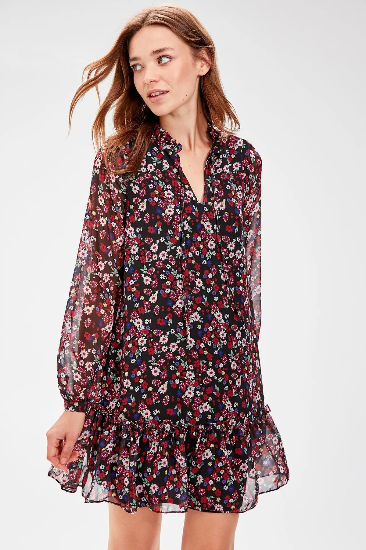 Comprar Trendyol vestido negro estampado de flores TWOAW20EL1121