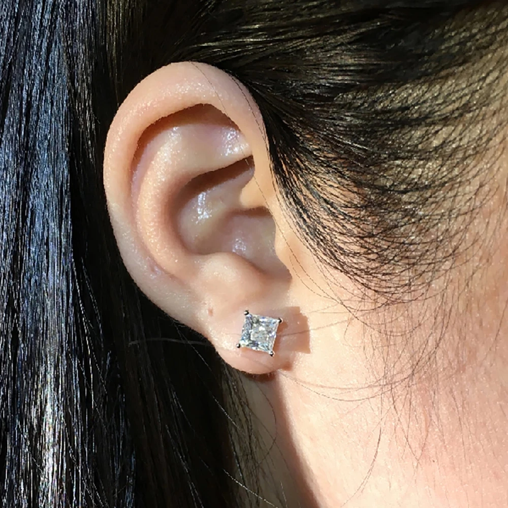 Diamond Stud vs. Moissanite Stud Earrings: Why Each Sparkle Differently