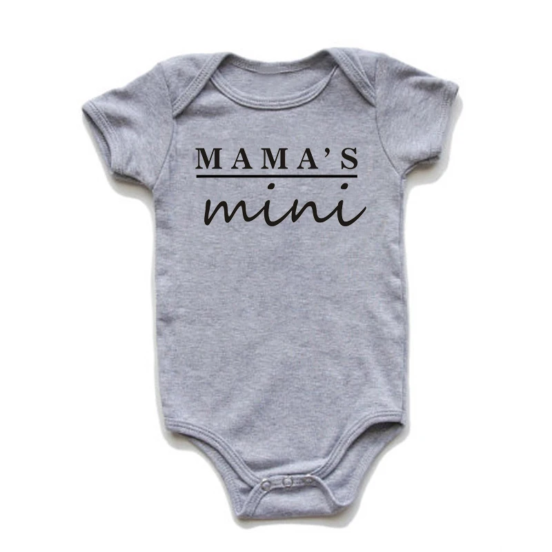 Серый Забавный комбинезон для новорожденных с надписью «Mama's Mini», хлопковый комбинезон с короткими рукавами для маленьких мальчиков и девочек, Комбинезон Onesie, одежда - Цвет: Серый